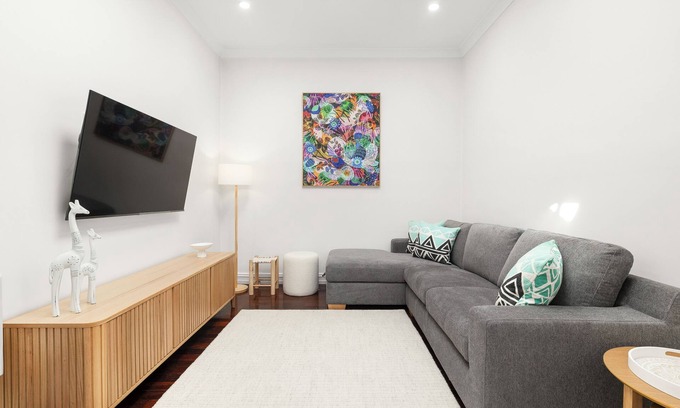 Kensington House | City Fringe 2 Bedroom House with Free Parking