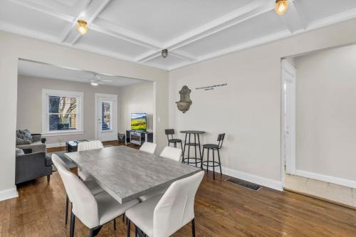 South Hyde Park Apartment | City of Fountains Getaway