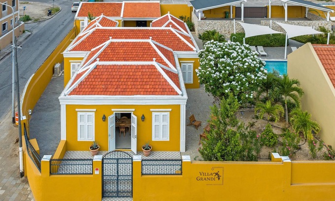 Koralengebied House | City Villa – Spacious Townhouse with Shared Pool & Urban Vibe