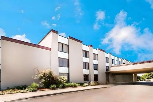 Lansing Hotel | Clarion Hotel & Conference Center Lansing West