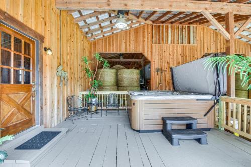 Clarkesville House | Clarkesville Rustic Hideaway on 38-Acre Farm!