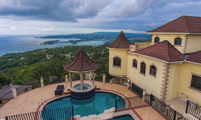 Reading Villa | Clarridge Hall Villa