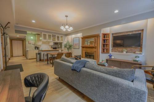 Back Bay Apartment | Classic 2Bed 2Bath Apartment w patio in Back Bay