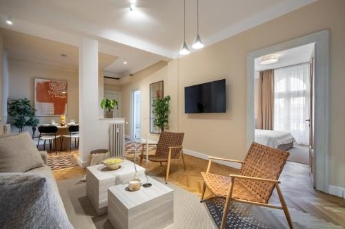 Bucharest City-Centre Apartment | Classic 3BR Loft Overlooking Cismigiu Gardens, Two bathrooms, Balconies