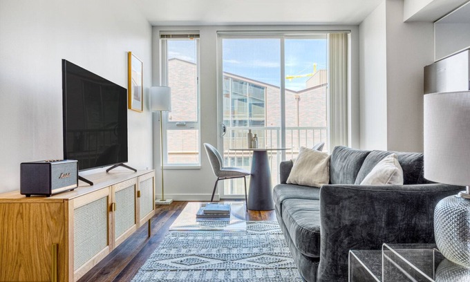 Wilburton Apartment | Classic Bellevue Studio w/Gym, W/D, near Spring District, by Blueground