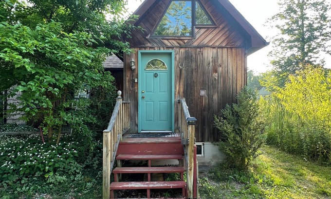 Lake Erie Beach Cottage | Classic cottage country, a short stroll to the beach!