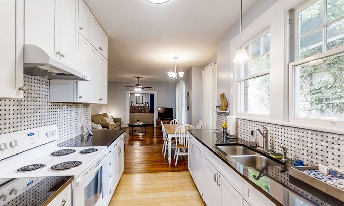 Americus House | Classic cottage with large yard, fast WiFi, washer/dryer, & central AC