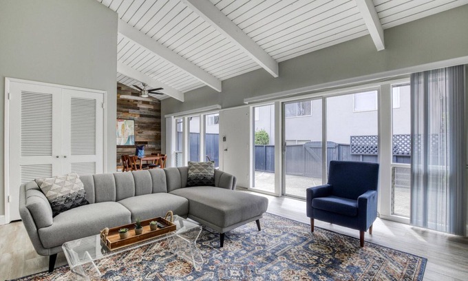 University South Apartment | Classic Palo Alto 2BR w/Balcony, nr Caltrain & Dining, by Blueground