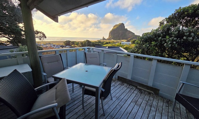 Piha House | Classic Piha Bach with Sea Views & Beach Proximity