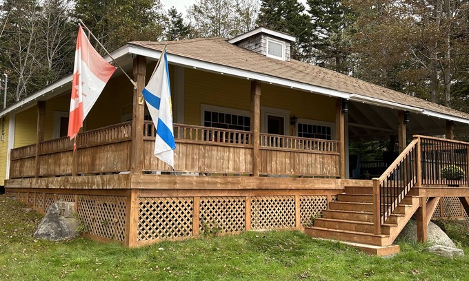 Summerville Centre Cabin | Classic Seaman's Lodge - directly across from the Quarterdeck (Pet Friendly!)