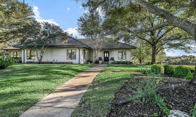 Barton Creek Lakeside Cottage | Classy and Cozy Cottage #6 in Barton Creek Lakeside- inside private country club