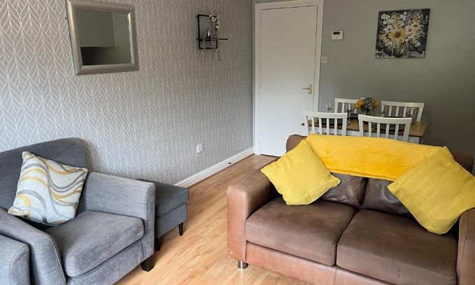 Mapperley House | Claygate Place - Entire 2 Bed House, Off Street Parking - Perfect For Holiday Breaks or Contractors