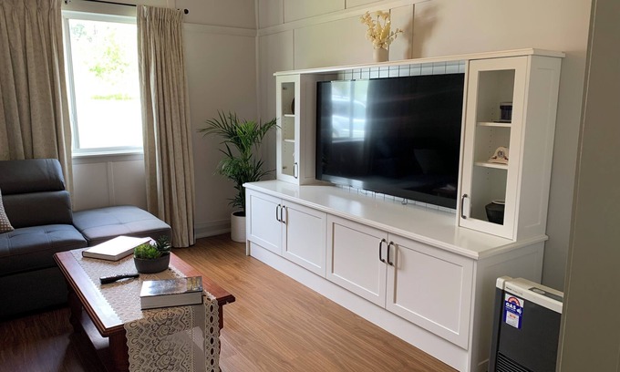 Taralga Cottage | Clean and cosy 3 bedroom cottage located in the township of Taralga-Pet friendly