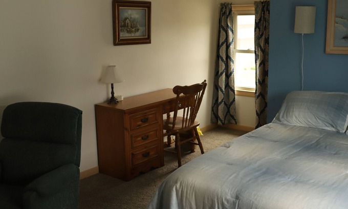 Manitowoc Apartment | Clean and cute 2 bedroom upper with garden view. Froedtert Hospital blocks away.