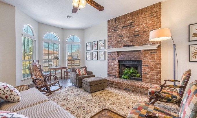 Jenks House | Clean clean clean, full kitchen, play area, quiet 3/2 - near Antiques & aquarium