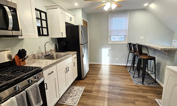 La Porte Apartment | Clean, Comfortable 2-Bedroom Apartment in Downtown LaPorte