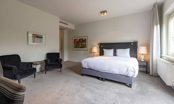 Baarlo Apartment | Clean & Comfortable with Forest Paths Just Steps Away! Onsite Dining