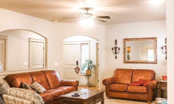 Meridian House | Clean, Comfy, and Cozy Near Everything! (Family and Dogs Friendly:)