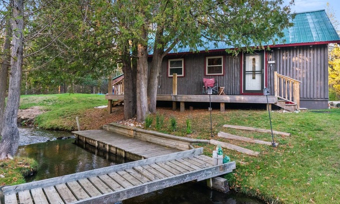 Boyne City Cabin | Clean & Cozy Creekside Cabin | 🐶 Dogs OK | ️⛳️ Boyne Golf: 1.5mi | Boyne: 6mi