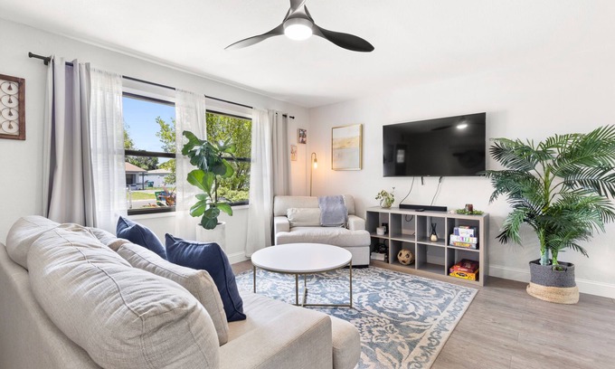 South Pinellas Community Council House | Clean & Cozy Home Large Fenced Yard Minutes to Madeira Beach