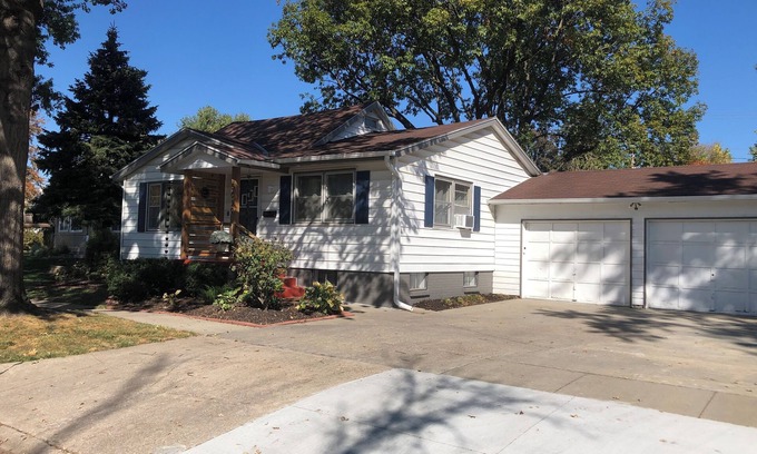 Millard House | CLEAN HOME in Millard Lumberyard District close to anywhere in Omaha