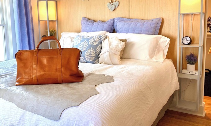 Stockbridge Apartment | Clean & Modern space with a mix of original warmth and charming renovation.