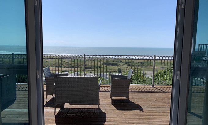 Pendine Cottage | Cliff Haven, Seaside apartment with stunning views