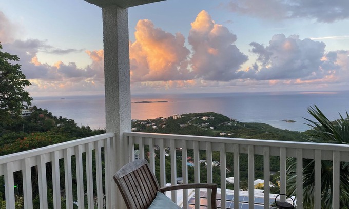 South Coast Apartment | Clifftop Apt: 180-degree Balcony Ocean Views, 5min to 3 Beaches