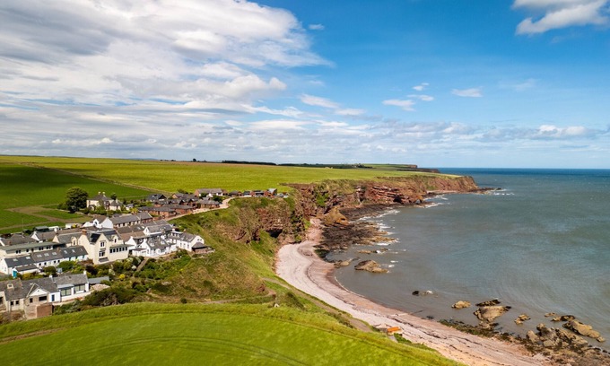 Auchmithie Apartment | Clifftop Cottage - Seaside Retreat