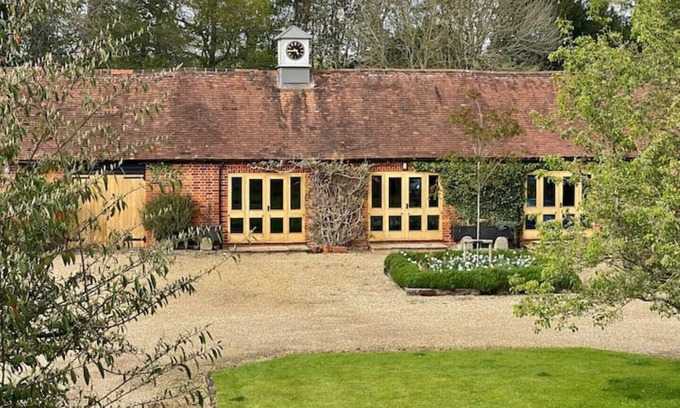 Kingwood House | Clock Tower - 2 Bed Pretty Unique Barn with Indoor Pool