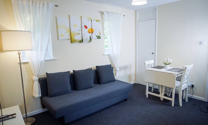 Newbury Apartment | Close to center, first floor studio.