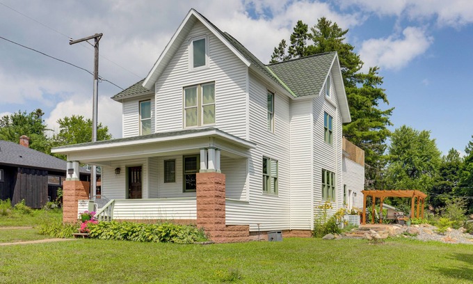 Washburn House | Close to Lake Superior: Walkable Washburn Charmer!