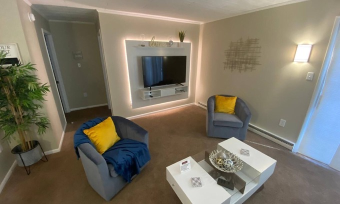 Rohrerstown Apartment | Close to lot of shopping areas, eateries, bars and more. Ideal for monthly stays