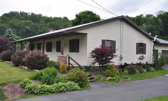 Spruce Creek House | Close To Penn State, Grier School, Juniata College, Raystown Lake, Tussey Mtn