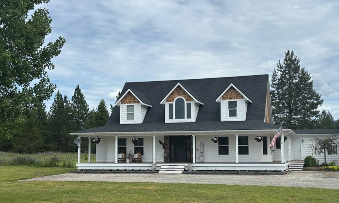 Athol House | Close to Silverwood Hot tub Game Room Fire Pit