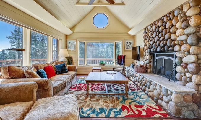 Cedar Flat House | Close to Skiing/Snowboarding, Private Hot Tub, Dogs Welcome-Moondance Cottage