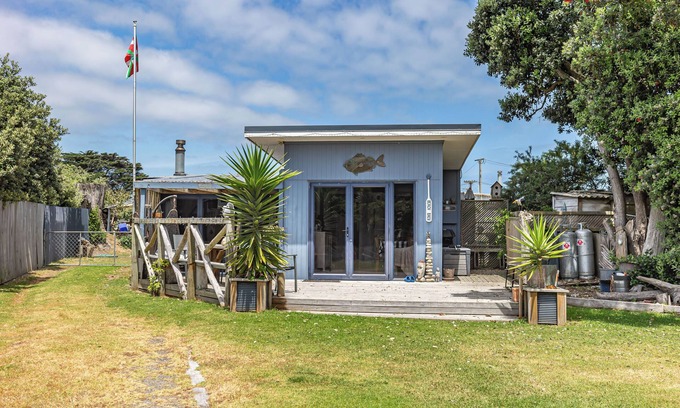 Himatangi Beach Cottage | Close to the beach pet friendly 4-bedroom bach with AC, WiFi in Himatangi Beach