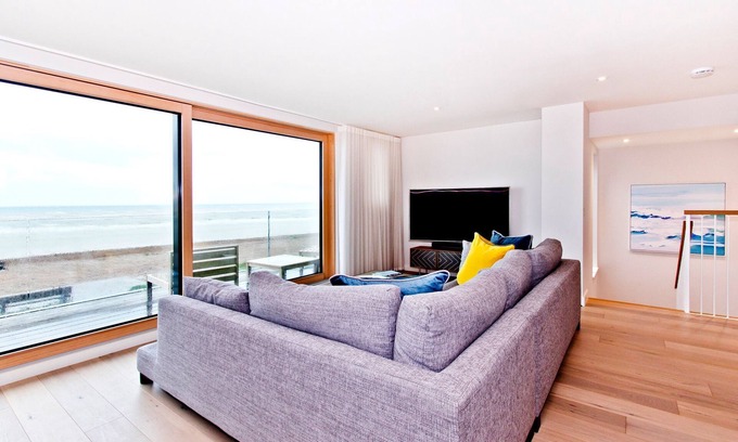 Icklesham House | Cloudbreak - a beachfront property that sleeps 6 guests in 3 bedrooms