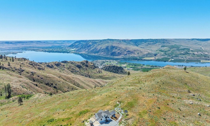 Brewster Villa | CloudDrift Villa - Romantic MountainTop Getaway with Spa, Sauna and Amazing View