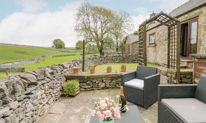 Newton Grange Cottage | CLOVER COTTAGE AT PIKEHALL, pet friendly, with a garden in Winster