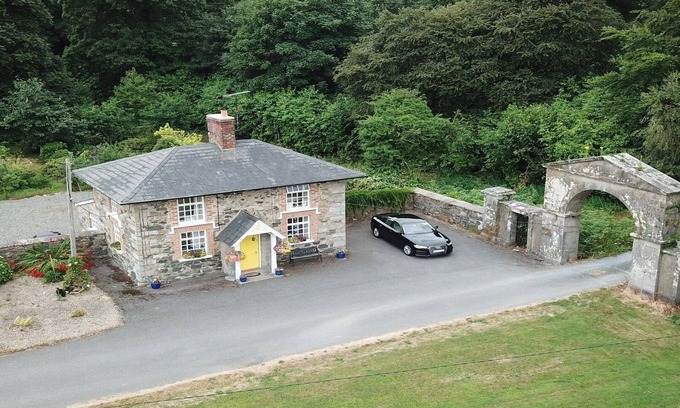 Belturbet Cottage | Cloverhill Gate Lodge Relax Refresh and Unwind promises tranquillity