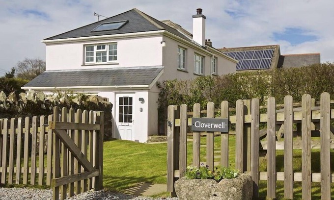 Kingsbridge Cottage | CLOVERWELL, pet friendly, with a garden in Woodleigh