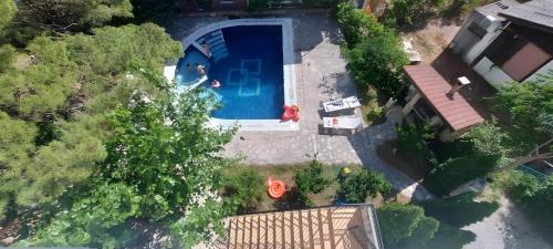 Podmaine Apartment | Club House Apartment with Garden and Pool