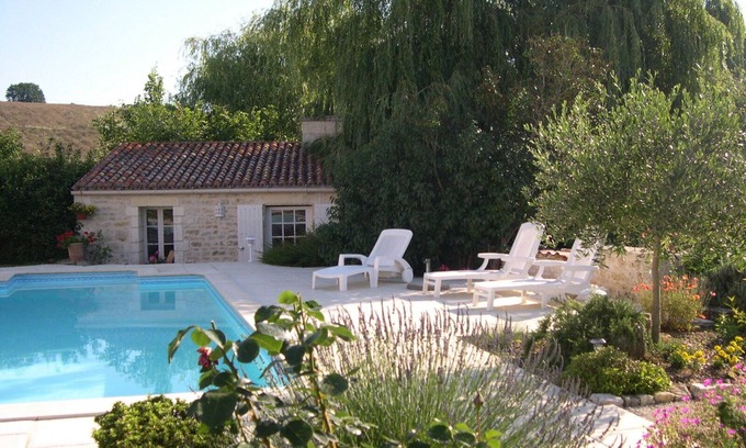 Saint-Hilaire-de-Villefranche Cottage | cottage in lush greenery.