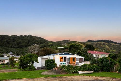 Mahia House | Coastal Comfort Holiday Home 100m to Mahia Beach
