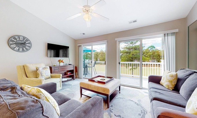 Calabash Condo | Coastal condo with golf course views, on-site pools, gym, & balcony