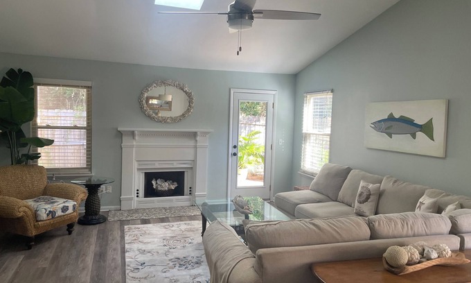 Mount Pleasant House | Coastal Cottage -One Level freshly updated - Bring 🐶- just min to beach & Downtn