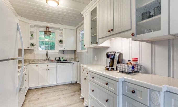 Longs House | Coastal Cottage Private - 7 minutes to Beach