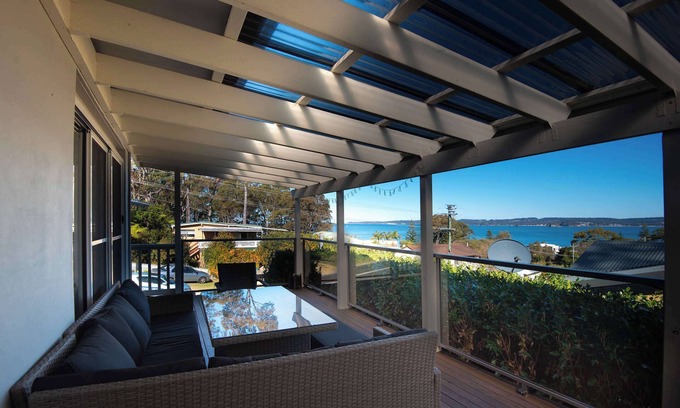 Long Beach House | Coastal Escape | Walk to Beach, Pet-Friendly, Wifi