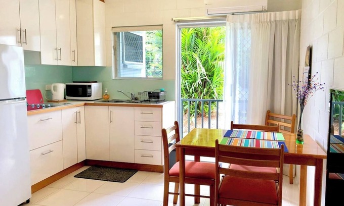 Edge Hill Apartment | Coastal Living near Shops and Botanical Gardens